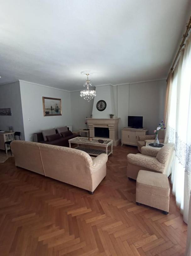 Golden mirror in Kavala Appartement Buitenkant foto